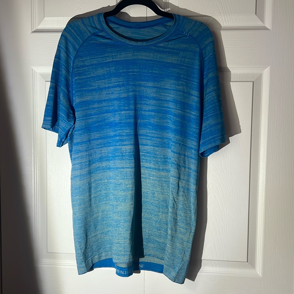 Men’s large blue Lululemon short sleeve shirt